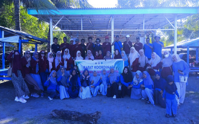 Ketua Persatuan Tiga Tingkatan Madrasah Muhammadiyah Songing Gelar Rapat Koordinasi di Pinggir Pantai