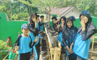 Koordinator P5 2RA T/P 2025/2026 MTs Muhammadiyah Songing Gelar Praktek Kewirausahaan Melalui Pembibitan Tanaman Sayur